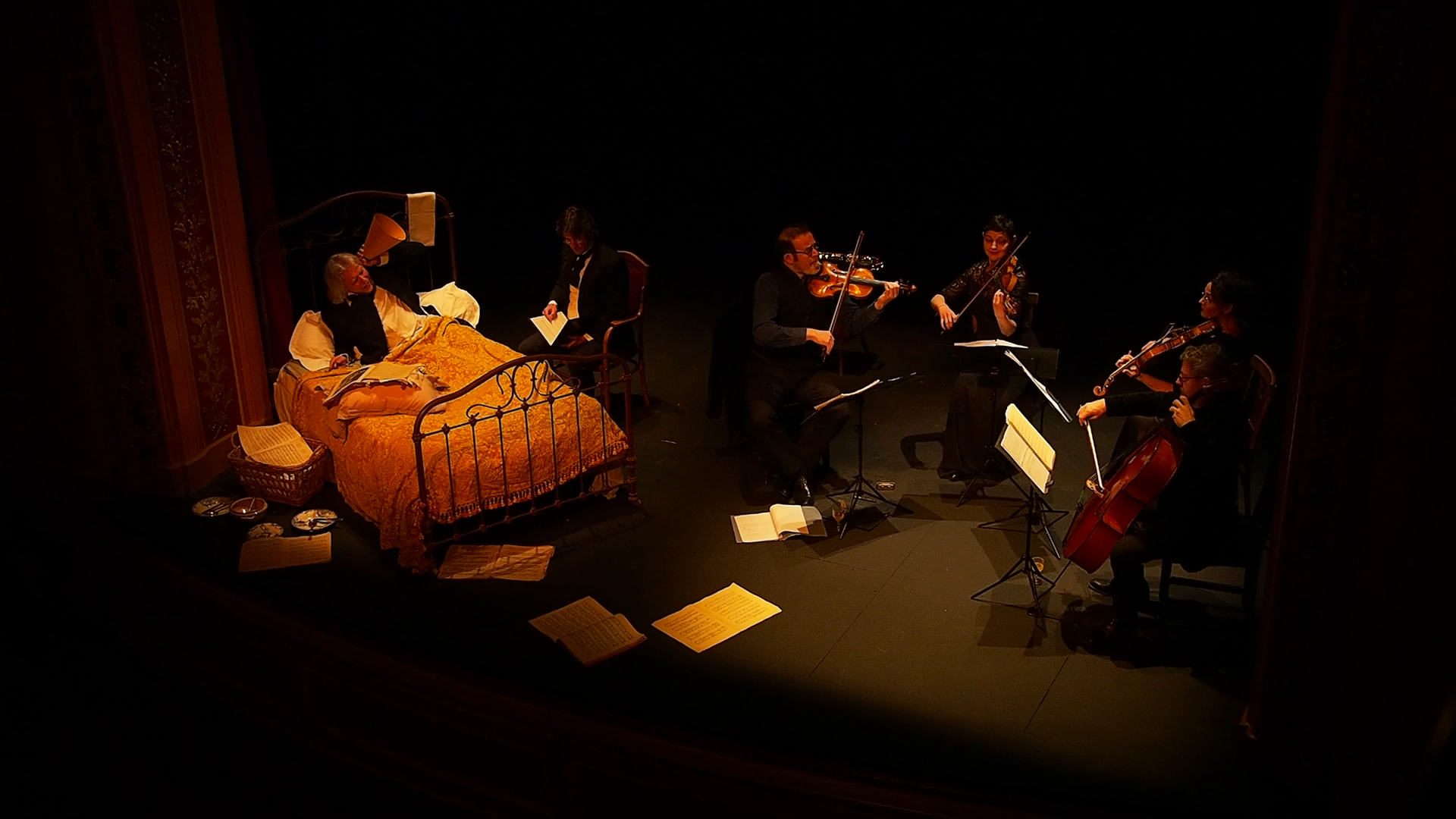 comédiens et musiciens sur scène lors de la représentation de Postscriptum 1826 au Théâtre Les Salons de Genève. Photo de Jolan Derouet