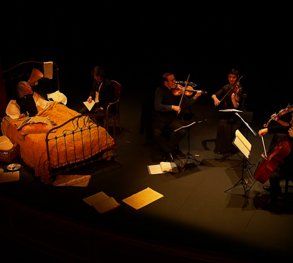 comédiens et musiciens sur scène lors de la représentation de Postscriptum 1826 au Théâtre Les Salons de Genève. Photo de Jolan Derouet